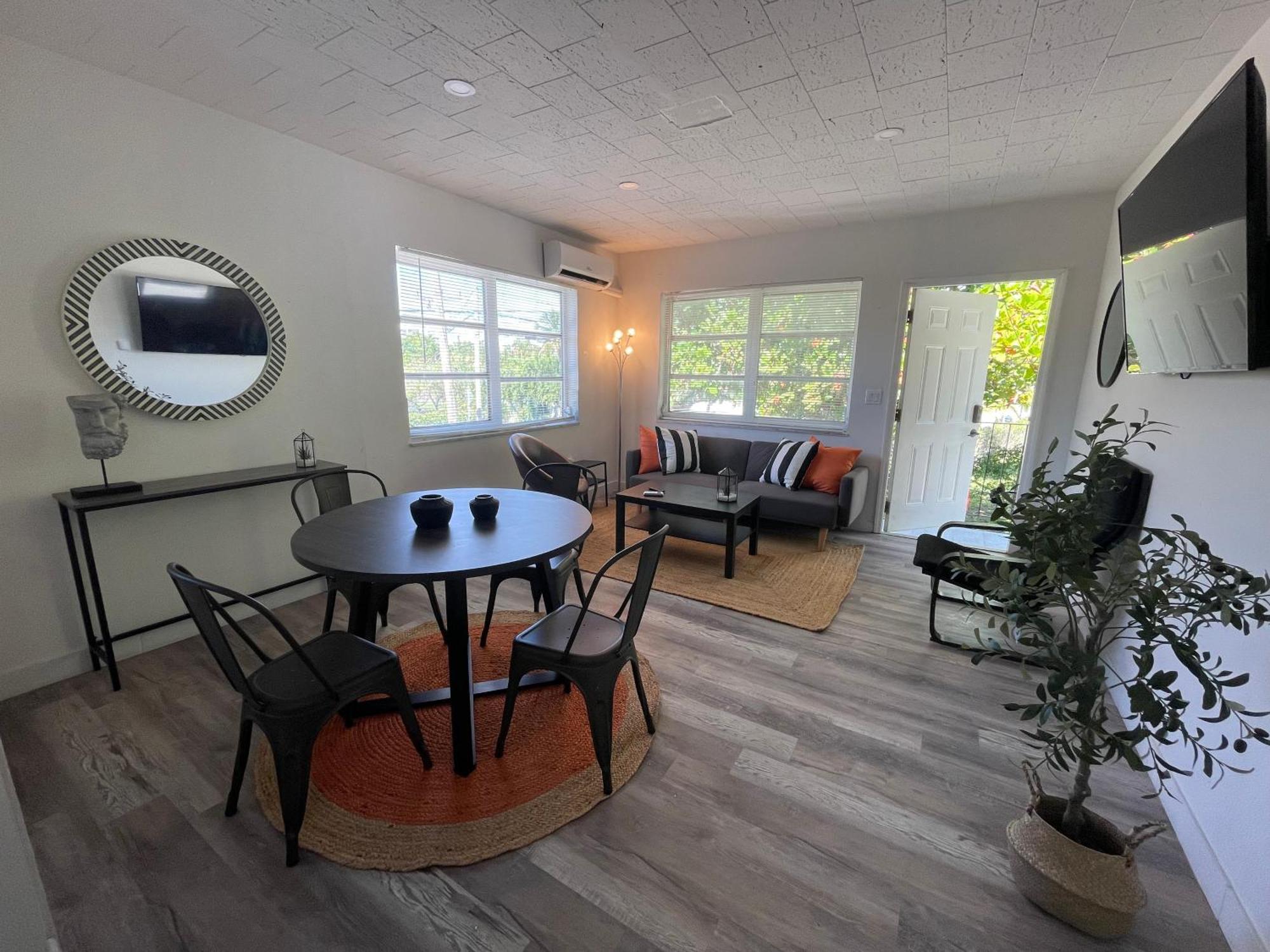 Fully Equipped Apartments With Parking Near Cocowalk Майами Экстерьер фото